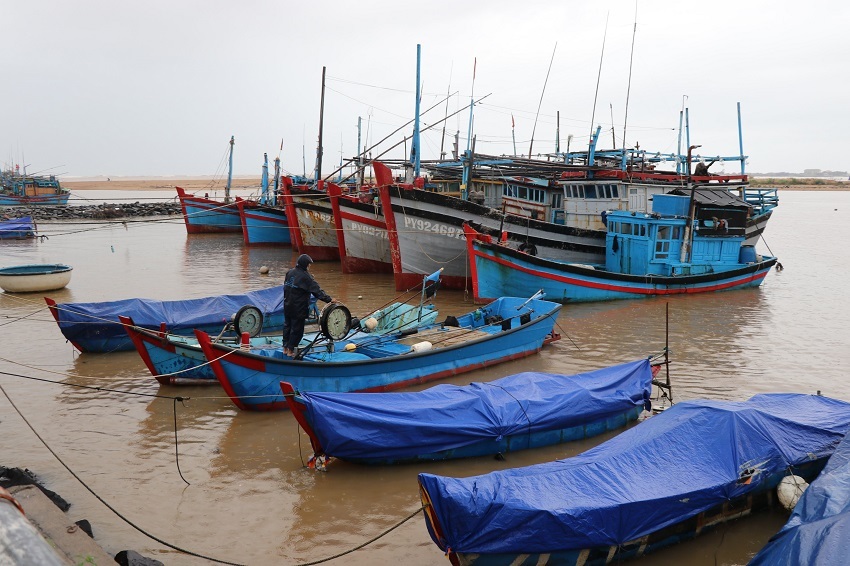 Bão liên tiếp đổi hướng, các tỉnh miền Trung lên phương án ứng phó khẩn cấp