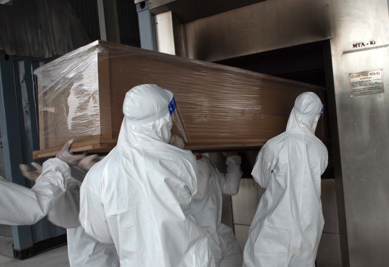 Inside HCM City’s crematorium for people who died from Covid-19