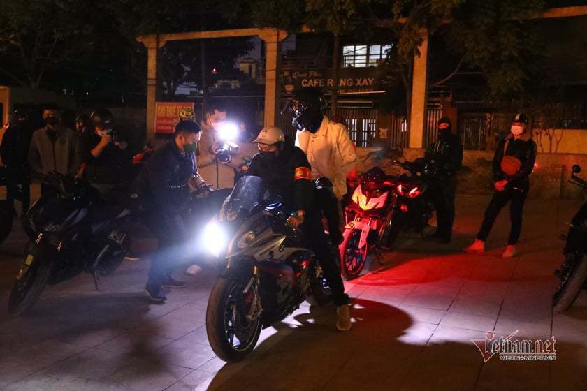 Vây bắt trăm thanh thiếu niên nẹt pô trong đêm ở Hà Nội