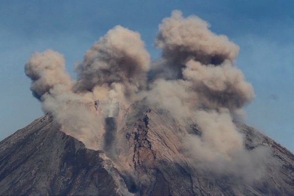 Núi lửa Indonesia phun trào, tạo cột tro cao 2km