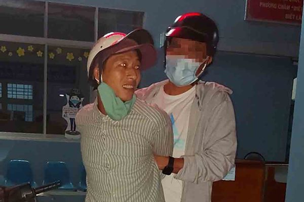 Bắt kẻ cướp giật túi xách khiến cô gái đập mặt xuống đường