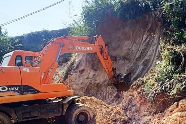 Sạt lở đất vùi lấp 5 cháu nhỏ, một bé trai tử vong