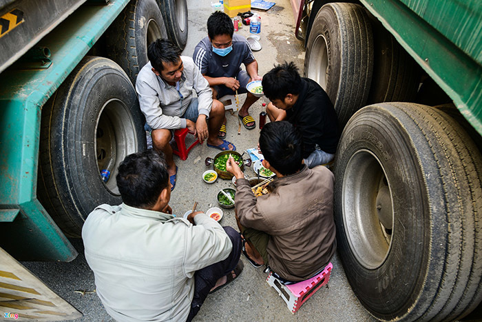 Cảnh 'ăn bờ ngủ bụi' của 4.800 tài xế xe container ở cửa khẩu Lạng Sơn