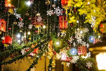 Christmas overwhelms downtown Hanoi