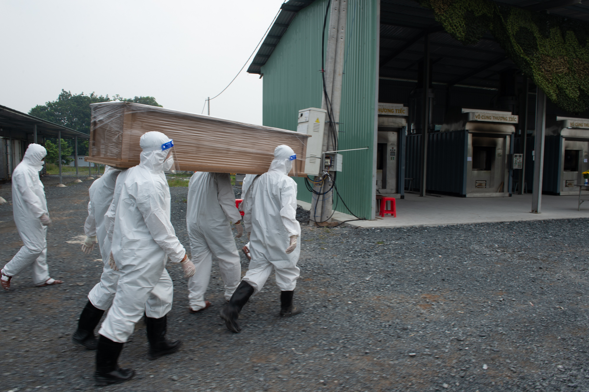 Bên trong khu hỏa thiêu người tử vong vì Covid-19 ở TP.HCM