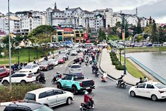 Du khách đổ về đông 'giật mình', phố Đà Lạt nghẽn xe không kém Sài Gòn, Hà Nội