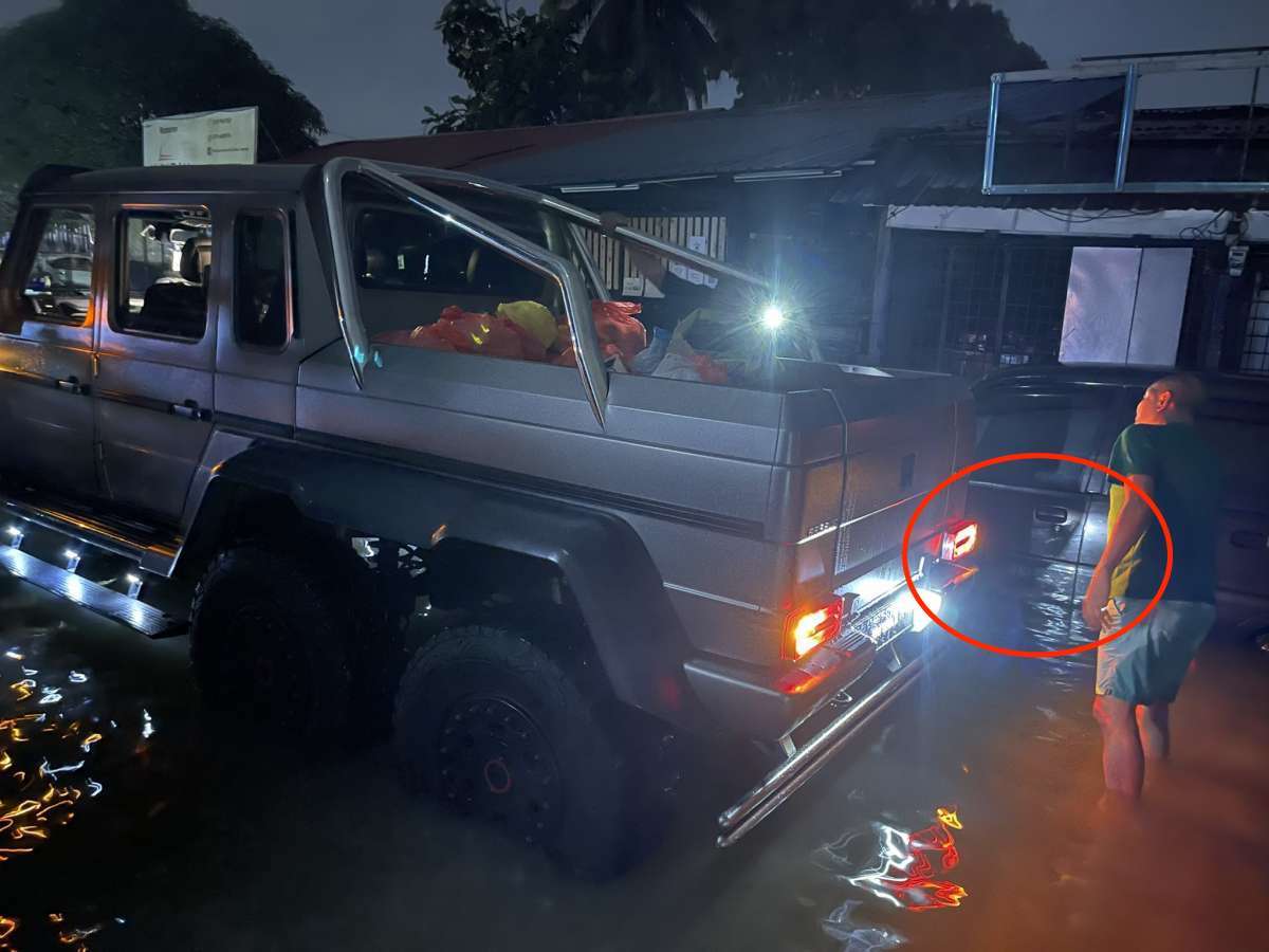 Dân chơi Malaysia đem xe địa hình Brabus G700 6 bánh đi cứu trợ lũ lụt