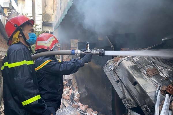 80 cảnh sát đập tường, khống chế đám cháy lớn ở TP Thủ Đức