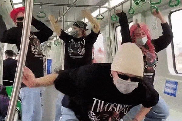 Nhóm thanh niên nhảy múa trên tàu Cát Linh - Hà Đông