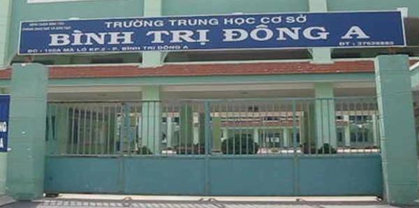 Một thầy giáo ở TP.HCM sửa điểm Toán cho 37 học sinh