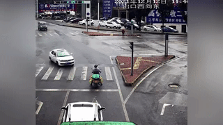 Ô tô trượt dài trên đường 