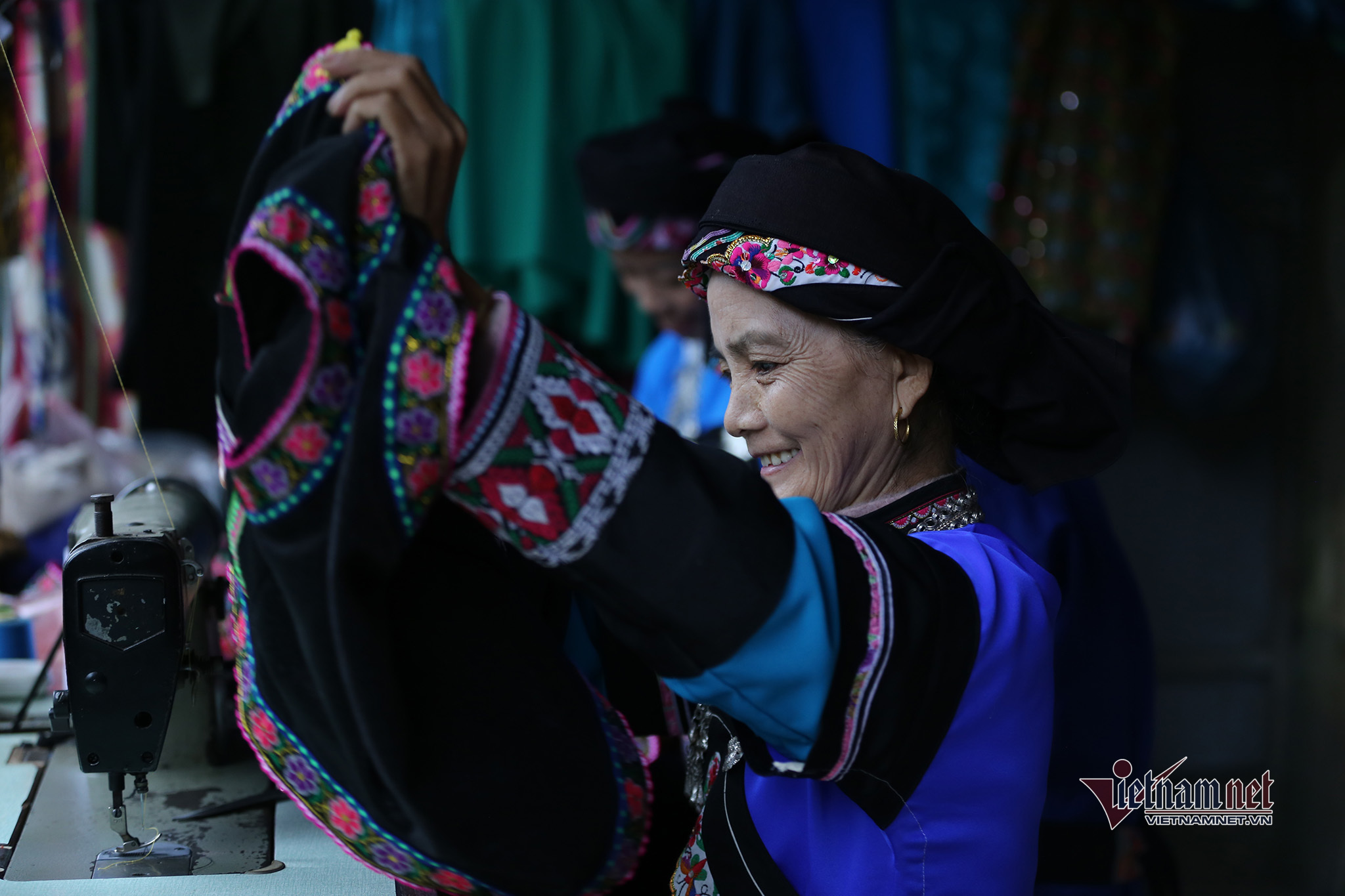 Độc đáo lễ cưới nhiều thủ tục của người Bố Y