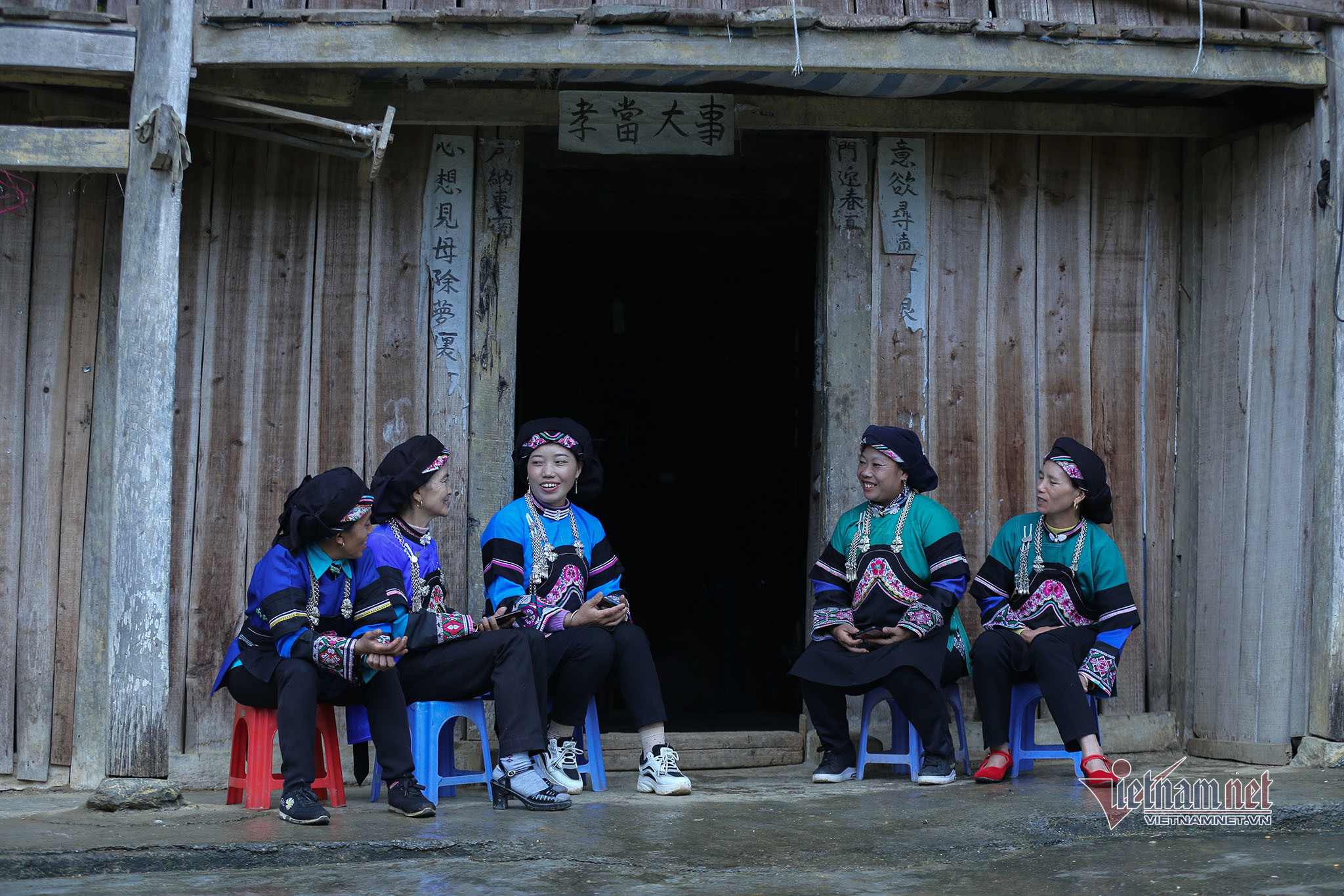 Độc đáo lễ cưới nhiều thủ tục của người Bố Y