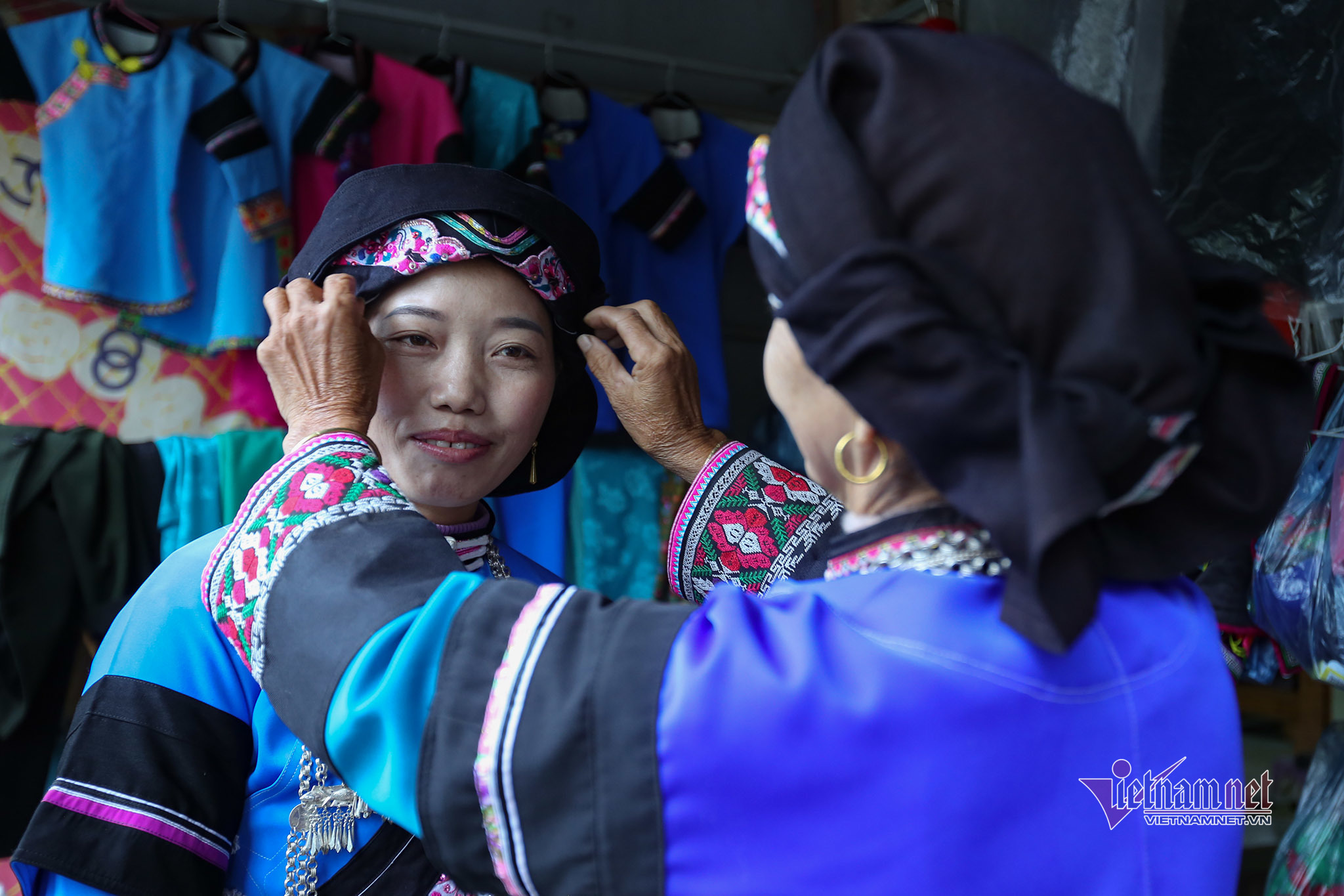 Độc đáo lễ cưới nhiều thủ tục của người Bố Y