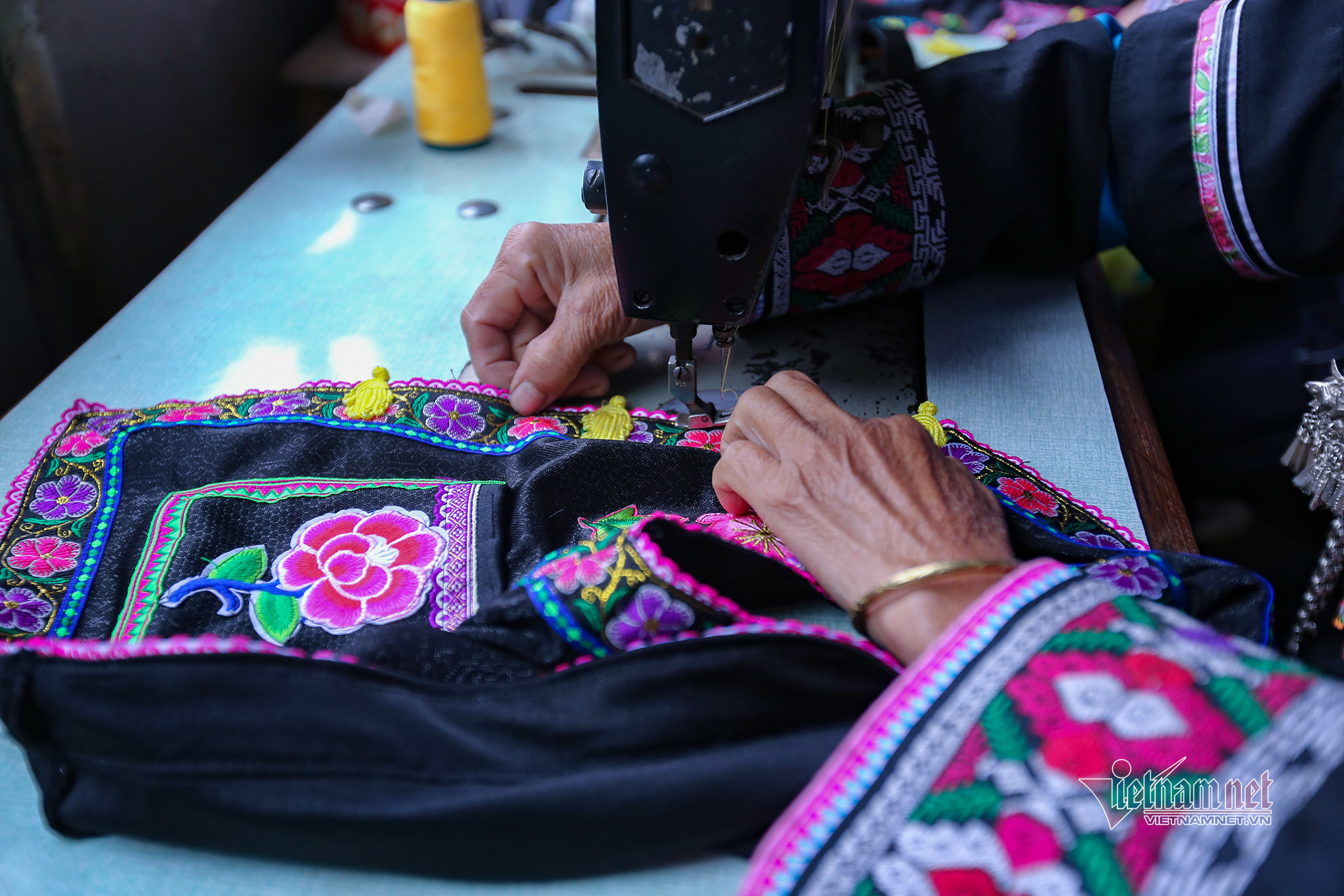 Độc đáo lễ cưới nhiều thủ tục của người Bố Y