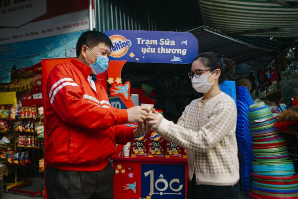 Hà Nội: 30.000 ly sữa ấm nóng tặng người dân lao động