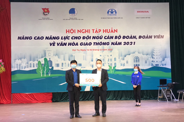 20.000 mũ bảo hiểm trao tặng học sinh, sinh viên cả nước