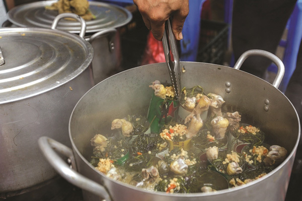 Nutritious chicken soup warms up people in winter