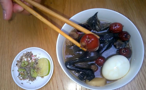 Nutritious chicken soup warms up people in winter