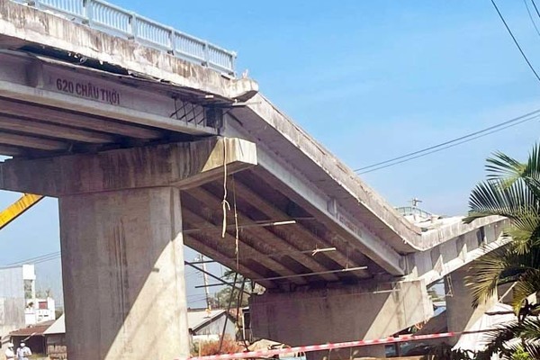 Cầu 54 tỷ đồng bất ngờ sập nhịp dẫn