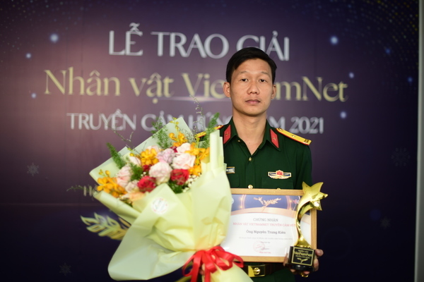 Người lính nhận đỡ đầu 3 anh em mồ côi vì Covid-19, hạnh phúc vì không đơn độc