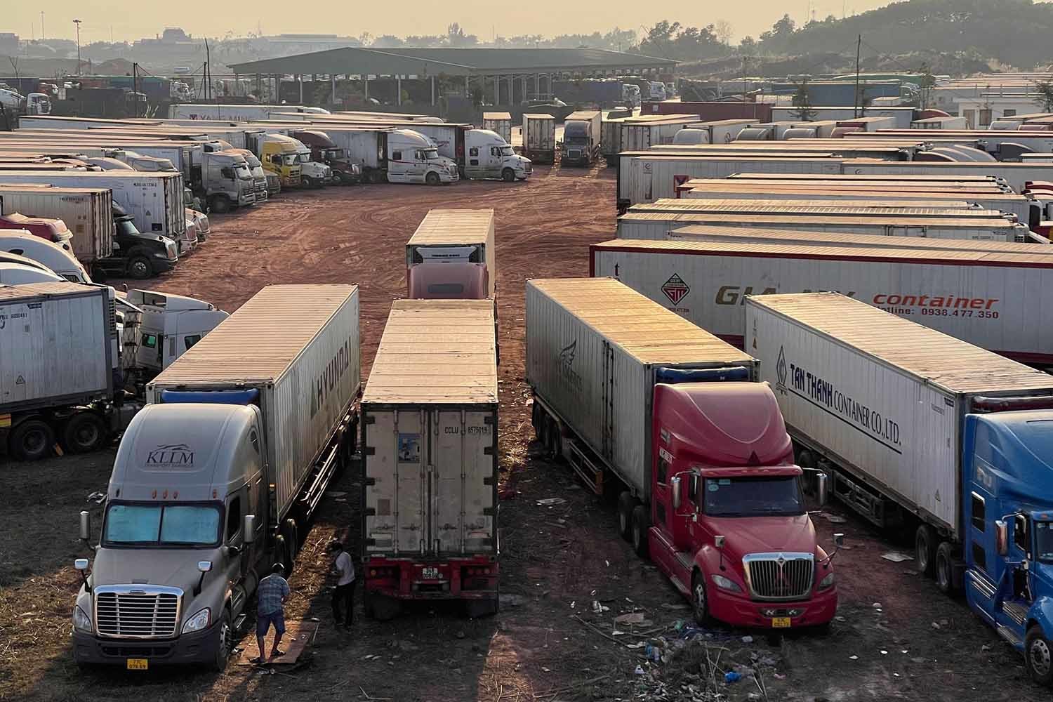 Xe container chở hàng hoá ùn ứ tại các cửa khẩu ở TP Móng Cái- Ảnh: vietnamnet.vn