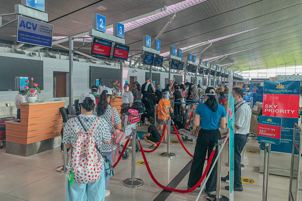 Đồng loạt tung vé máy bay Tết: Nhiều, rẻ mà rất ế