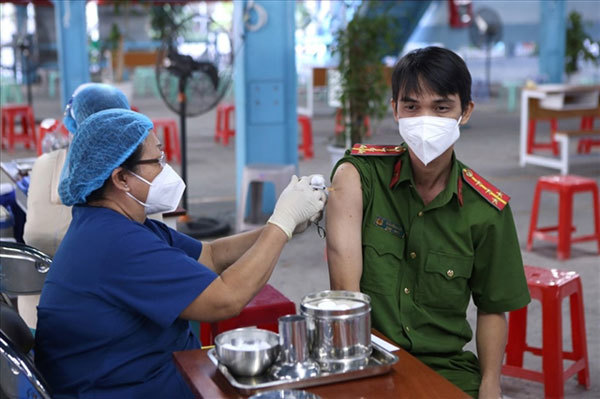 HCM City starts vaccine booster shots, more than 78,000 people receive third dose