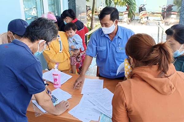 Cấp thẻ BHYT cho đối tượng chuẩn nghèo tiếp cận đa chiều năm 2022