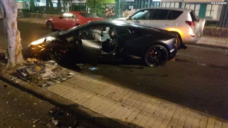 Cho bạn mượn xe, siêu sao bóng đá nhận về chiếc Lamborghini nát tươm