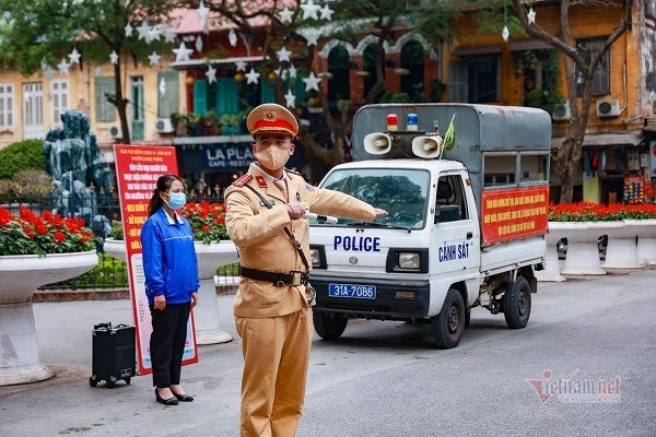 Hà Nội cấm đường, hạn chế người dân ra vào khu vực Nhà thờ Lớn đêm Noel