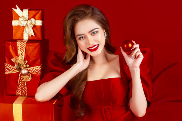 Hoa hậu Di Khả Hân đỏ rực đón Giáng sinh