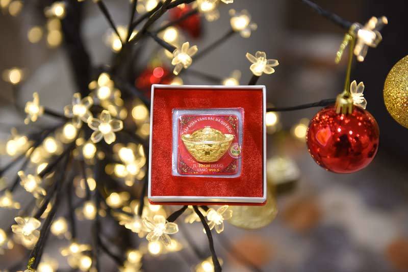 gia-vang-hom-nay-24-12-2021-vang-trong-nuoc-treo-cao