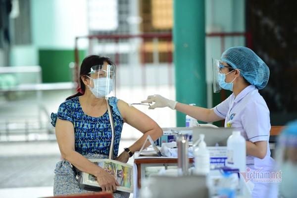 95% người dân trên 50 tuổi tại Hà Nội đã tiêm đủ 2 mũi vắc xin Covid-19