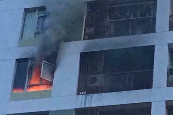 Cháy căn hộ tầng 12 chung cư ở TP.HCM, hai người hít phải khí độc