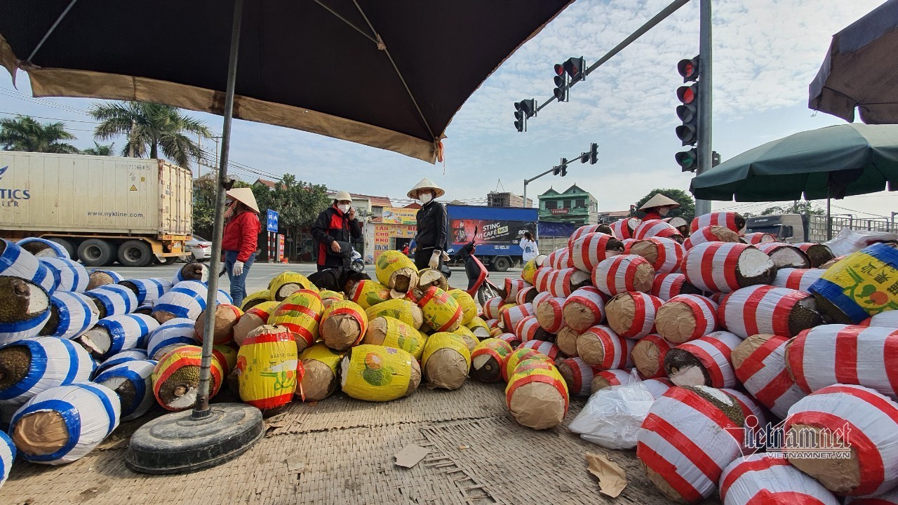 Trăm nghìn tấn trái cây ùn ứ cửa khẩu, người dân Lạng Sơn ngợp trong “biển” mít