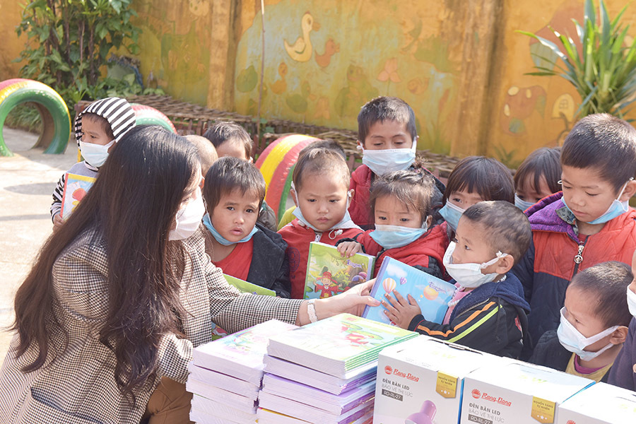 Lương Giang lên vùng cao xây 'nhà vui chơi', tặng quà cho trẻ em