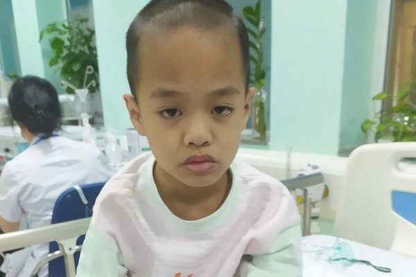 Mắc u não, đứa trẻ 6 tuổi sống cảnh đau đớn nơi bệnh viện