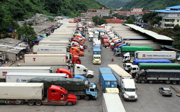 Vietnam container truck drivers suspended from entering China