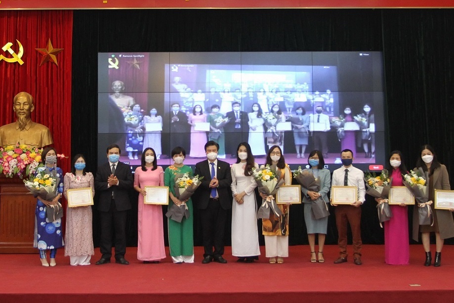 Trao giải cuộc thi biên soạn sách dạy tiếng Việt cho người Việt Nam ở nước ngoài