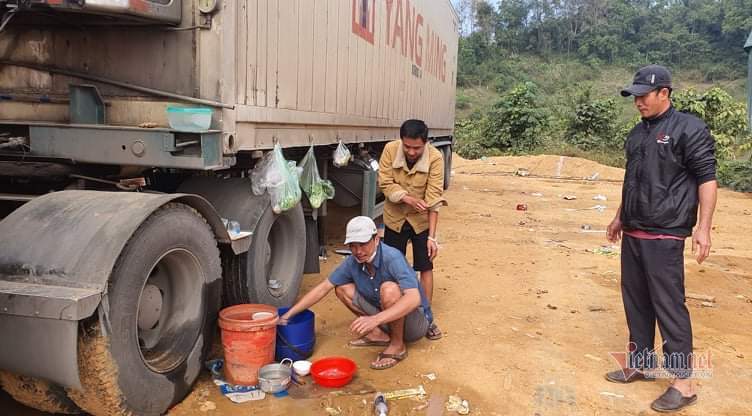 Ngày dài của gần 1 vạn tài xế vạ vật bên 5.000 xe hàng nơi giáp biên