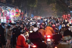 Đỉnh dịch Covid-19, nhiều người ở Hà Nội chơi Noel mà bỏ qua 5K