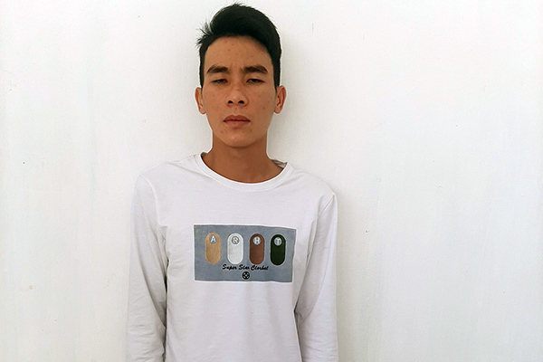 Thanh niên vào tiệm cầm đồ từ nóc nhà, 'trùm chăn' camera, 70 điện thoại bốc hơi