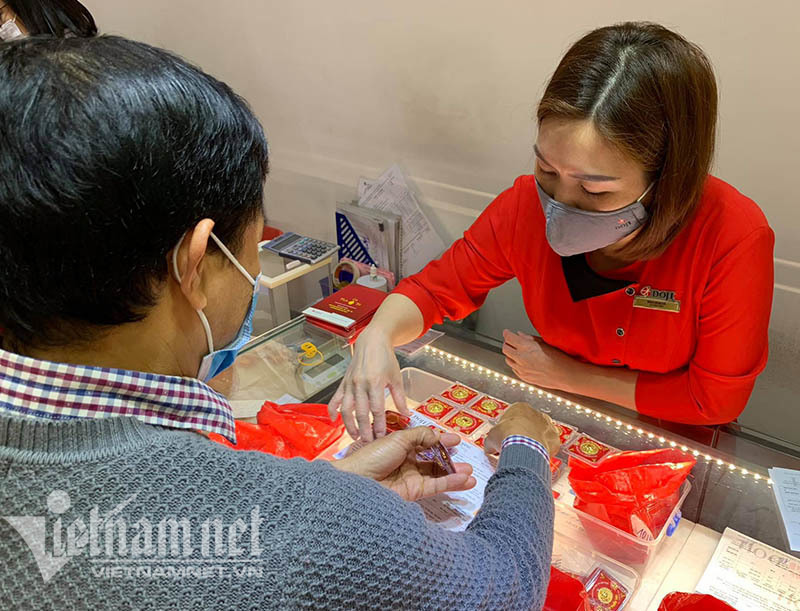 Vàng lên lại đỉnh 62 triệu, tiền thưởng Tết đừng vội dồn vào rủi ro