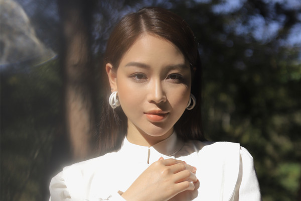 Bùi Dương Thái Hà hát về cô đơn trong MV đẹp như phim Hàn