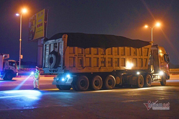 Xe quá tải tăng ga không hợp tác với CSGT trên cao tốc Pháp Vân - Cầu Giẽ