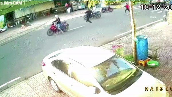 Nam thanh niên bay người tung cước hạ tên trộm xe máy