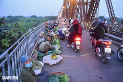 Cảnh họp chợ lộn xộn, giao thông ùn ứ trên cây cầu trăm tuổi ở Hà Nội