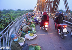 Cảnh họp chợ lộn xộn, giao thông ùn ứ trên cây cầu trăm tuổi ở Hà Nội