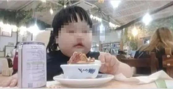 Nhiều đứa trẻ ở Trung Quốc thành công cụ kiếm tiền của cha mẹ